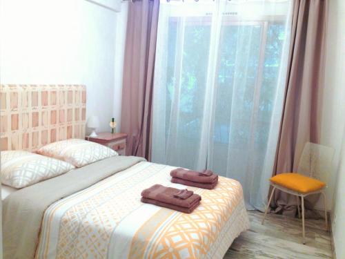une chambre avec un lit avec deux serviettes dessus dans l'établissement Residences Fleuries - behind Cannes Croisette Bvd, à Cannes
