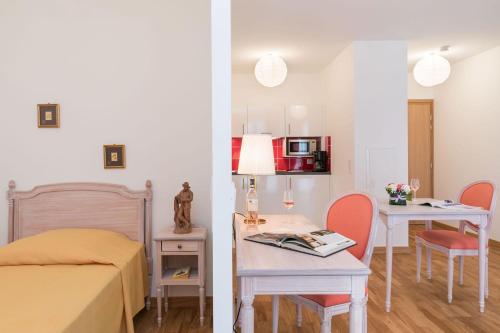 um quarto com uma cama e uma mesa com mesa em MEDICIS HOME Nice Saint -Laurent- Du -Var em Saint-Laurent-du-Var