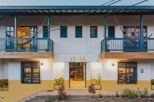 ハルディンにあるHotel Plantaciónの青色のアクセントを施した白と黄色の建物