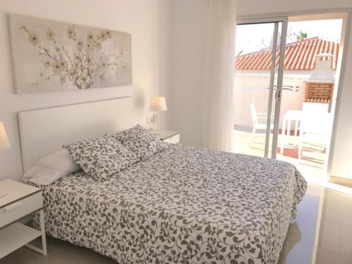 una camera da letto con un letto e vista sul patio di CHALET 83 con PISCINA PRIVADA a Callao Salvaje