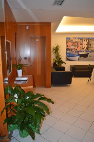 a lobby with a waiting room with plants at Hotel Gilda in Laigueglia
