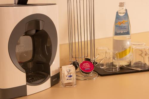 a coffee maker sitting on top of a counter at Lifestyle Room Binario Zero in Tirano