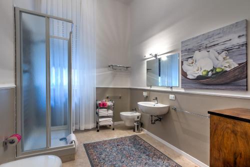 La salle de bains est pourvue d'une douche, de toilettes et d'un lavabo. dans l'établissement Ramé Suites, à Bergame