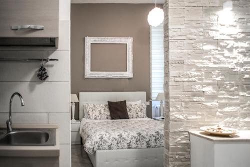 een badkamer met een bed en een wastafel in een kamer bij Blunotte Suite in Potenza
