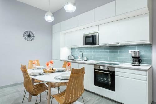 A kitchen or kitchenette at Modern 2 bedroom apartment with free airport transfer