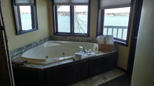 Ένα μπάνιο στο Snug Harbor Inn
