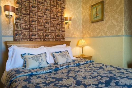 Tempat tidur dalam kamar di Victoria House Room Only Accommodation