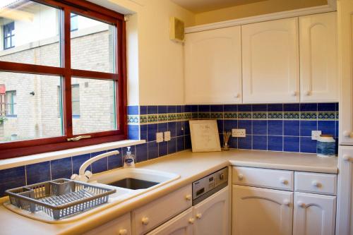 Comfortable Inverleith Homeにあるキッチンまたは簡易キッチン