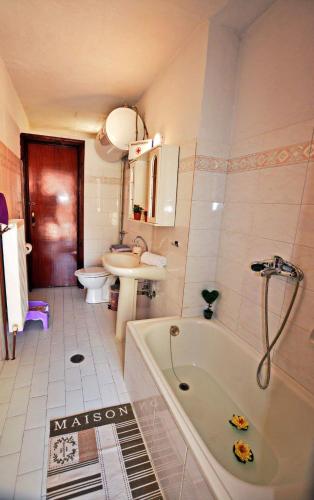 a bathroom with a tub and a sink and a toilet at Eveline House in Kallirákhi