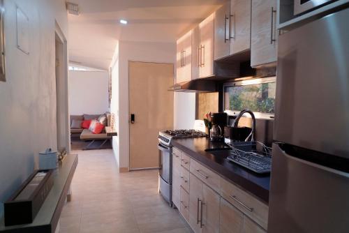 Una cocina o zona de cocina en Horizon Lodge Potrero