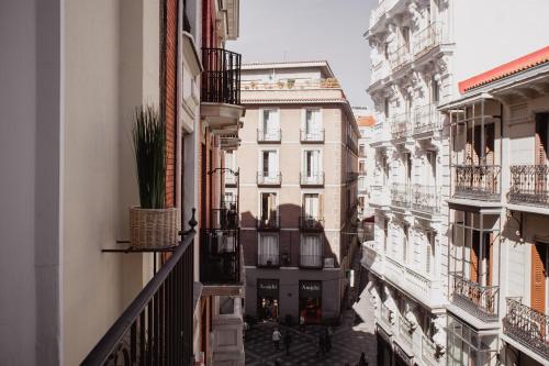 vistas a un callejón entre edificios de una ciudad en room Select Sol, en Madrid