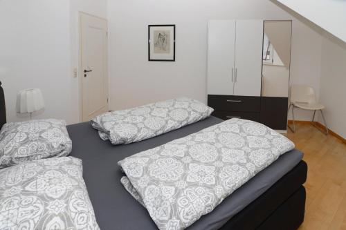 1 dormitorio con 2 camas y vestidor en Ferienwohnung Hetzerath, en Hetzerath