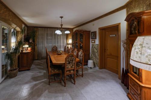 Et opholdsområde på "FOREST RETREAT Luxury Villas"