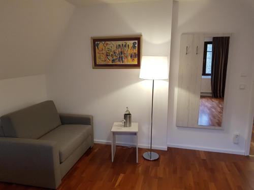 ein Wohnzimmer mit einem Sofa und einem Tisch in der Unterkunft Oberwaldhaus in Darmstadt