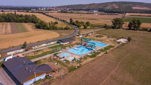 Kolam renang di atau dekat dengan Hotel Žabčice