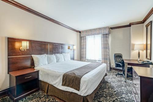 เตียงในห้องที่ Woodbine Hotel & Suites