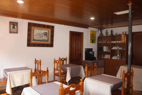 um restaurante com mesas e cadeiras num quarto em Raco del Tosca em Beceite