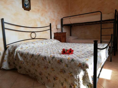 a bedroom with a bed with flowers on it at B&B Pivi in Ponti Sul Mincio