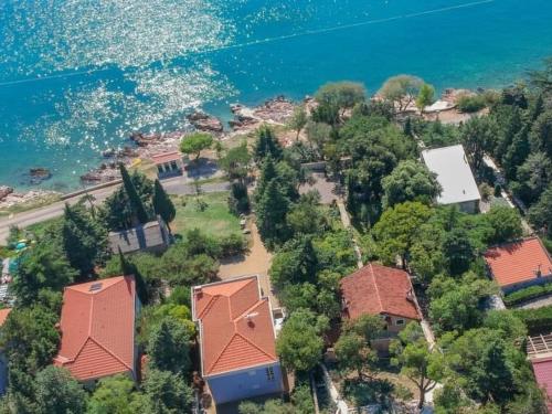 Novi Escape 1 Beachfront with balcony