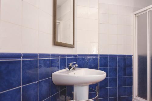 a bathroom with a sink and a mirror at Habitaciones Casa Rural El Sauce in Nohales