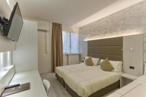 Agape Hotel AA Hotels في ميلانو: غرفه فندقيه سرير وتلفزيون
