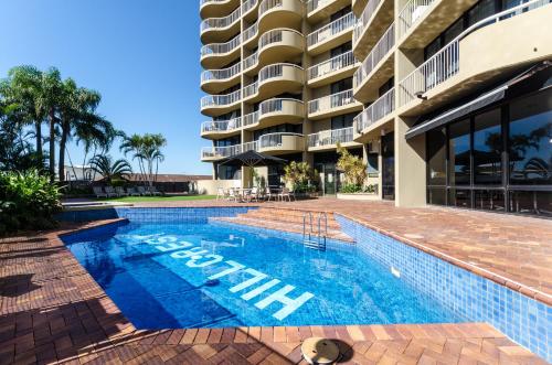 una piscina frente a un edificio en Hillcrest Apartment Hotel (formerly Central Hillcrest Apartments), en Brisbane