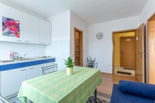 una cocina con una mesa con una maceta. en Apartments Mimi, en Trogir