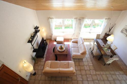 uma sala de estar com um sofá e uma mesa em Apartment am Wirschbach em Weiersbach