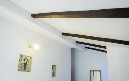 a room with white walls and a wooden ceiling at El Roble Mocho in Villanueva de Ávila