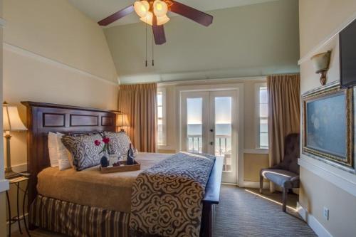 a bedroom with a bed and a ceiling fan at Henderson Park Inn in Destin