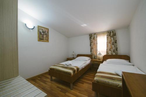 Ένα ή περισσότερα κρεβάτια σε δωμάτιο στο Hotel Flowers