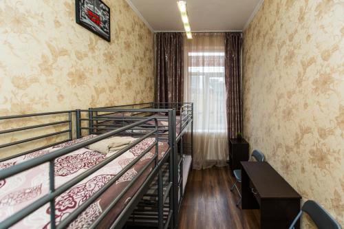 sypialnia z 2 łóżkami piętrowymi i biurkiem w obiekcie Baker's street w Lwowie