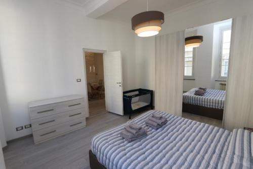 Tempat tidur dalam kamar di Porta Soprana Old Town with FREE PRIVATE PARKING included!