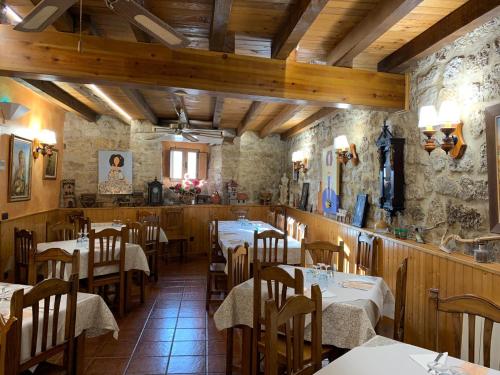 un ristorante con tavoli e sedie in una stanza di Albergue El Puntido a Hontanas