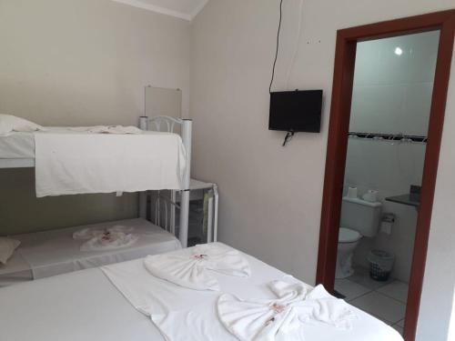 um quarto de hospital com duas camas e um espelho em Hotel Lindoia Rural em Lindoia