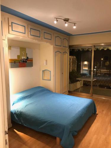 - une chambre avec un lit bleu dans l'établissement Menton smartworking and relax on the beach, seaview, à Menton