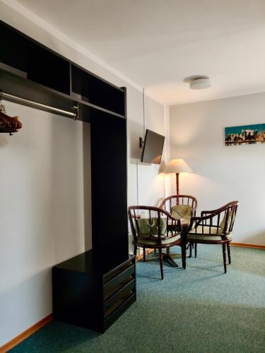 a living room with a table and chairs at Hotel Pawłowski in Zgorzelec
