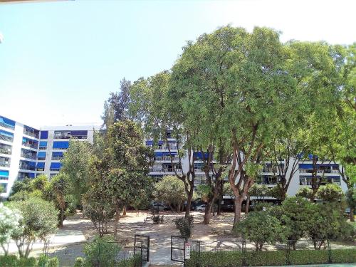 a park with trees in front of a building at NUEVA VIVIENDA/APARTAMENTO COMPLETO EN SEVILLA in Seville