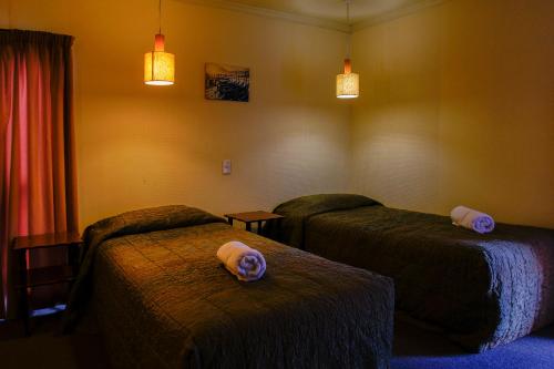 a room with two beds in a room with lights at Greenacres Alpine Chalets & Villas in Hanmer Springs