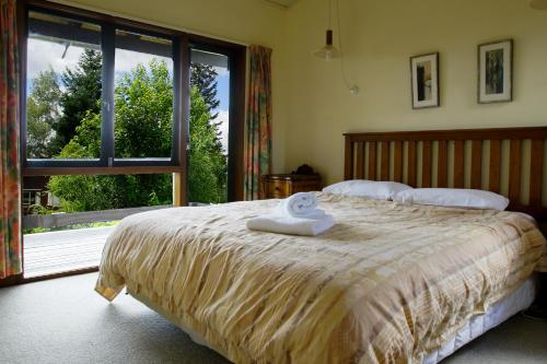 Un pat sau paturi într-o cameră la Greenacres Alpine Chalets & Villas