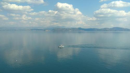 a boat in the middle of a large lake at Linamare Eolos in Kivérion