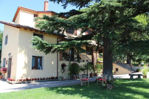 A garden outside B&B La Casa della Nonna