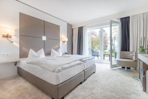 Postel nebo postele na pokoji v ubytování Landhotel Bellevue