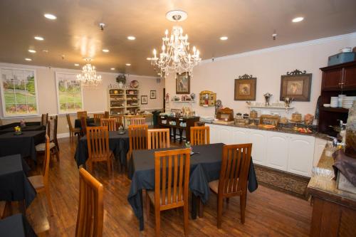 
A restaurant or other place to eat at Hearthstone Inn Boutique Hotel Halifax-Dartmouth
