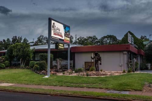 a restaurant with a sign on the side of the building at Jolly Swagman Acccommodation Park in Toowoomba