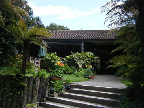 einen Garten mit einer Treppe, die zu einem Haus führt in der Unterkunft TWYNHAM at Kinloch in Kinloch