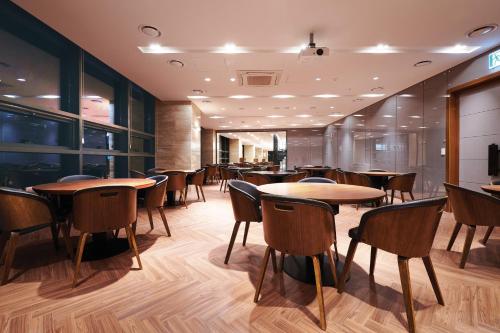 a restaurant with tables and chairs in a room at Jeongseon JS GRAND PALACE Hotel in Jeongseon