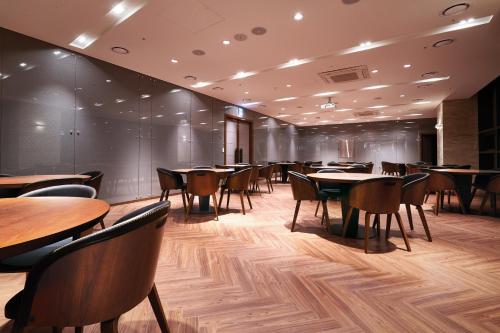 a dining room with tables and chairs at Jeongseon JS GRAND PALACE Hotel in Jeongseon