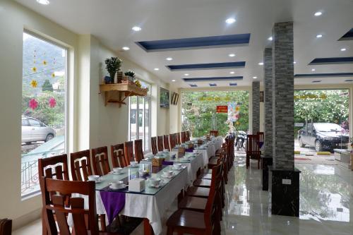 Restaurace v ubytování Khách sạn Anh Đào