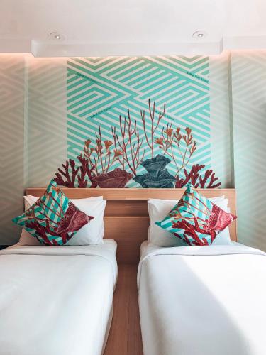 Postel nebo postele na pokoji v ubytování Lub d Koh Samui Chaweng Beach - Beachfront & Vibrant Social Vibe
